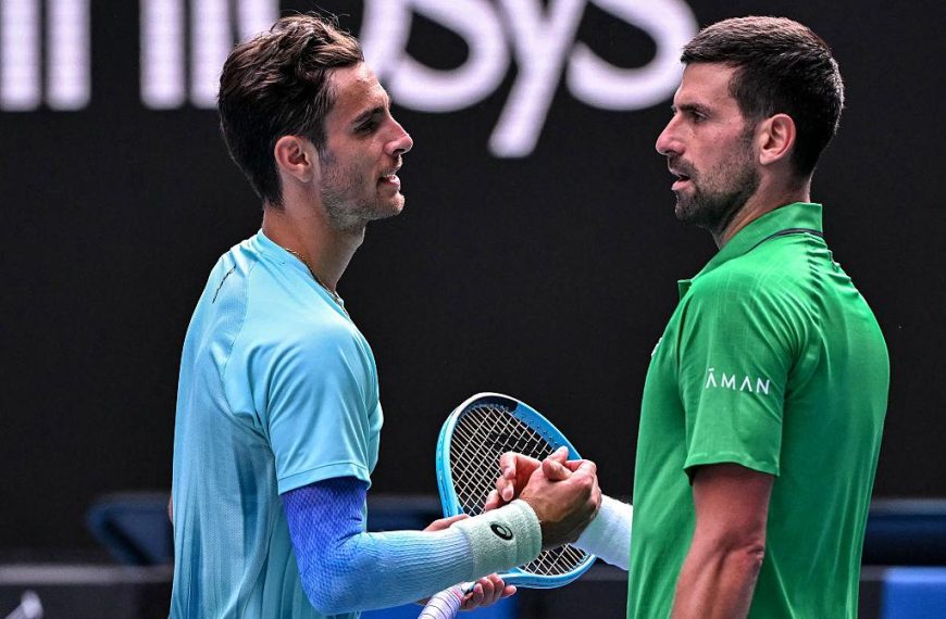 Musetti e Djokovic dopo il quarto di finale degli Australian Open 2026 terminato con il ritiro dell’azzurro