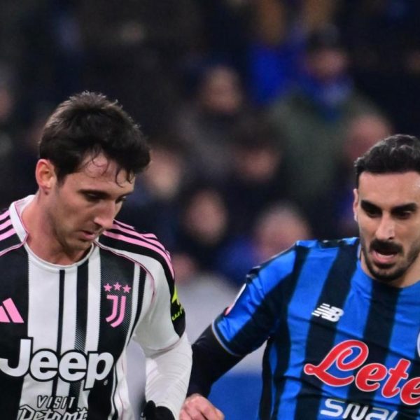 Azione di gioco durante Atalanta–Juventus di Coppa Italia, con contrasto tra un giocatore della Juventus e uno dell’Atalanta.