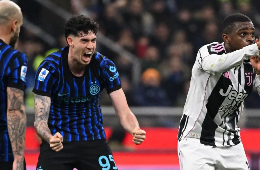 Giocatori dell’Inter esultano dopo l’espulsione di Kalulu in Inter-Juventus 3-2, episodio discusso per presunta simulazione di Bastoni