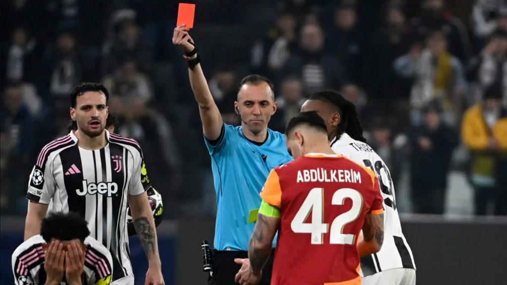Espulsione decisiva in Juventus-Galatasaray: la partita cambia volto nei playoff di Champions 2025-26