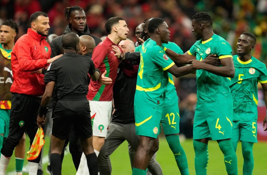 Giocatori del Senegal e del Marocco discutono animatamente durante la finale di Coppa d’Africa tra proteste e tensione in campo