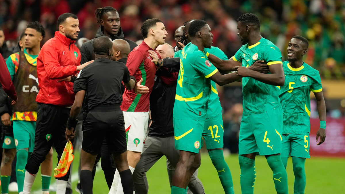 Giocatori del Senegal e del Marocco discutono animatamente durante la finale di Coppa d’Africa tra proteste e tensione in campo
