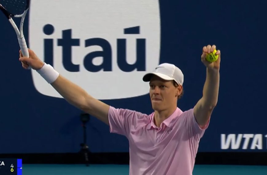 Jannik Sinner esulta dopo la vittoria contro Jiří Lehečka nella finale del Miami Open 2026