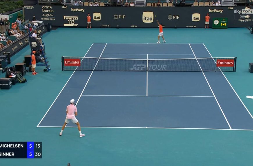 Jannik Sinner in risposta contro Alex Michelsen durante il Miami Open 2026