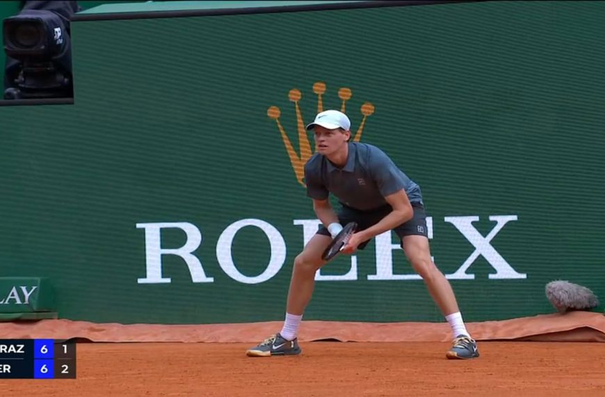 Jannik Sinner esulta dopo la vittoria a Montecarlo che vale il numero 1