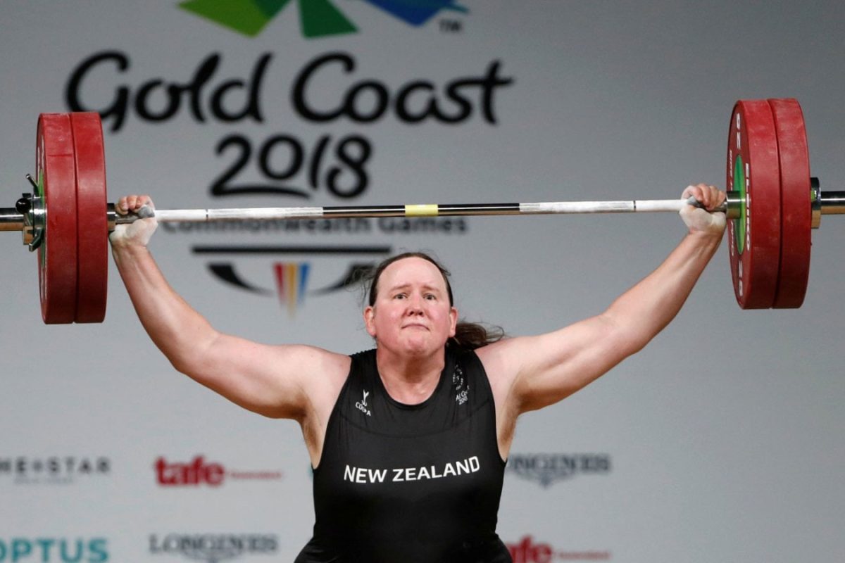 atleta sollevamento pesi gara internazionale dibattito transgender sport