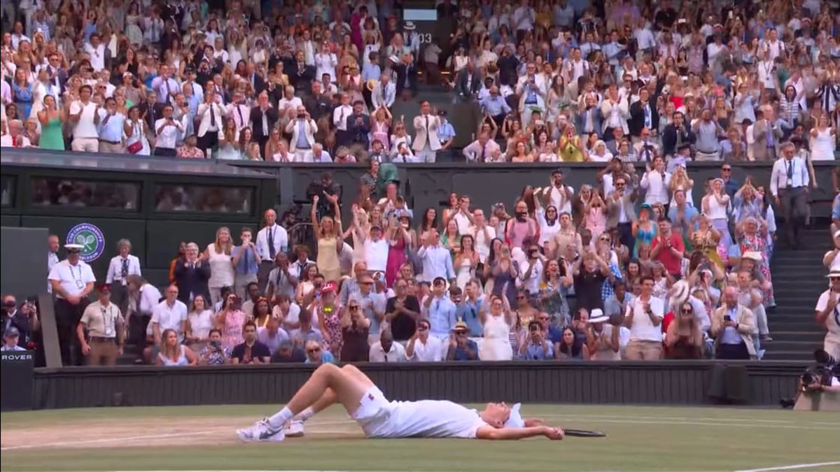 Jannik Sinner disteso sull'erba del Centre Court dopo la vittoria nella finale di Wimbledon 2026 contro Alexander Zverev