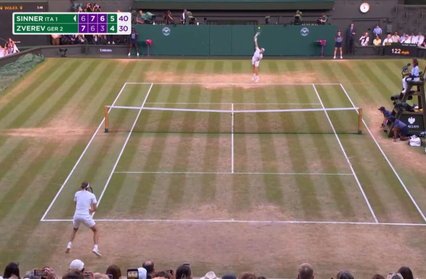 Jannik Sinner al servizio durante la finale di Wimbledon 2026 contro Alexander Zverev sul Campo Centrale